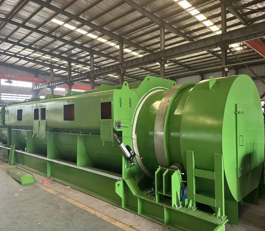 Peneira rotativa trommel verde em galpão industrial