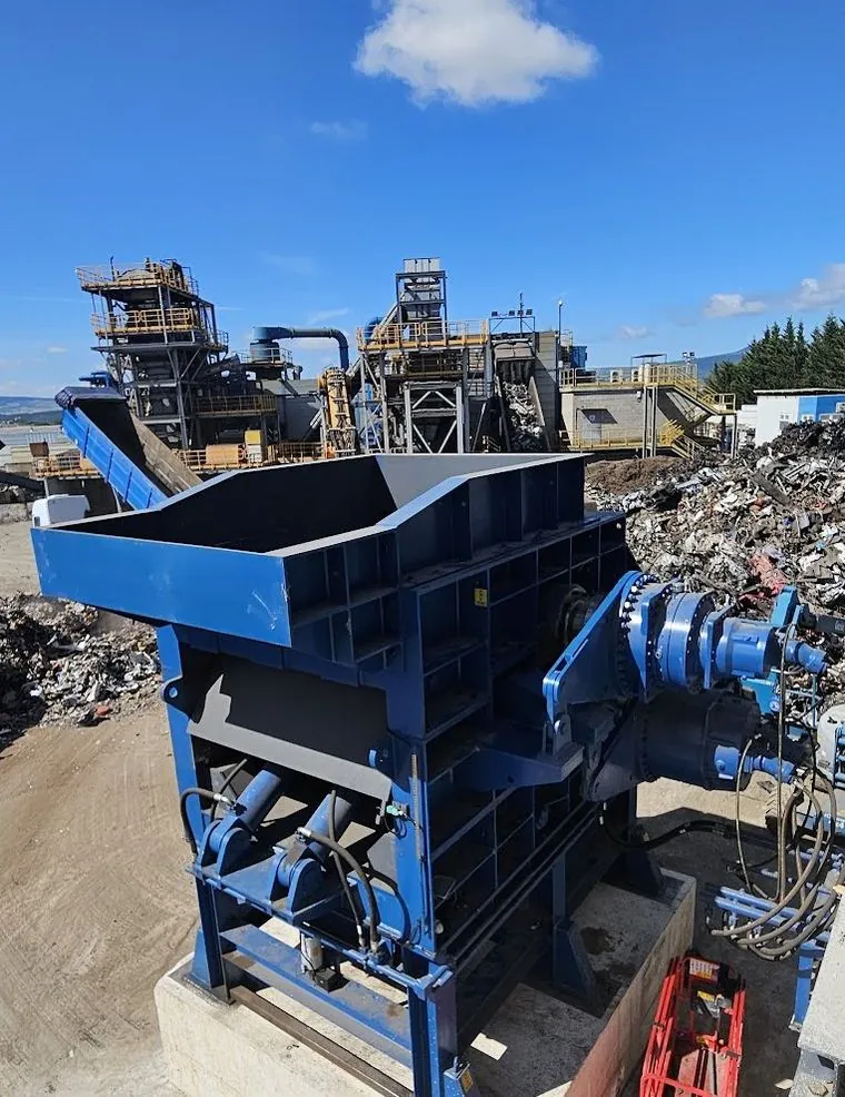 Pré-shredder azul instalado no pátio da Medenasa, com sucata ao fundo